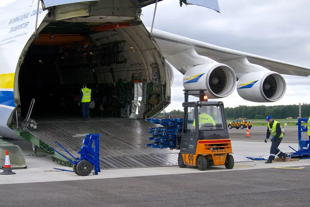 Air cargo being loaded into an airplane for freight forwarder companies in dubai